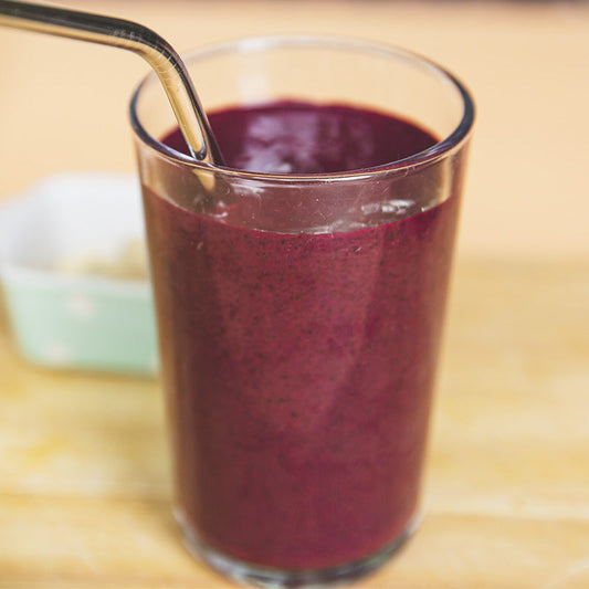 Délicieux smoothie sain aux fruits rouges bio lyophilisés à faire en 2 minutes